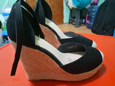Sandalias negras de cuña con plataforma de yute - miniatura 1