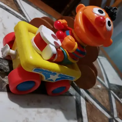 Juguete de Ernie con tambor y ruedas antiguo - miniatura 1