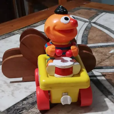 Juguete de Ernie con tambor y ruedas antiguo - miniatura 2