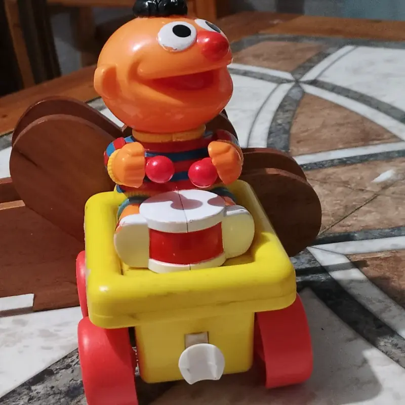 Juguete de Ernie con tambor y ruedas antiguo - 3