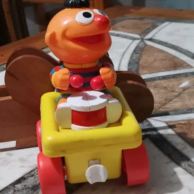 Juguete de Ernie con tambor y ruedas antiguo - miniatura 3