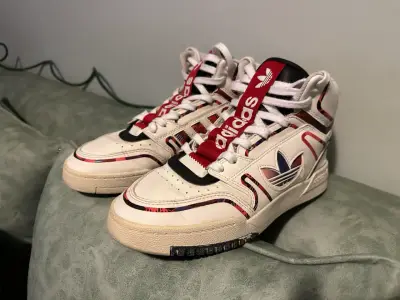 Zapatillas Adidas retro blancas y rojas - miniatura 1