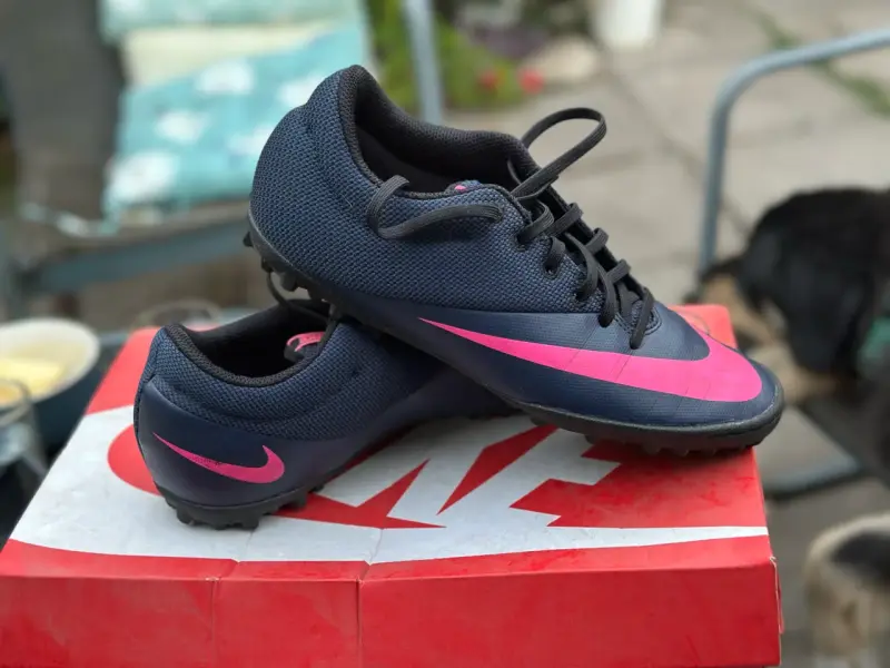 Zapatillas de fútbol Nike azul y rosado - 1