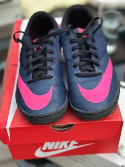 Zapatillas de fútbol Nike azul y rosado - miniatura 2