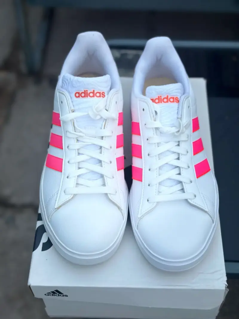 Zapatillas Adidas blancas con franjas rosadas - 1