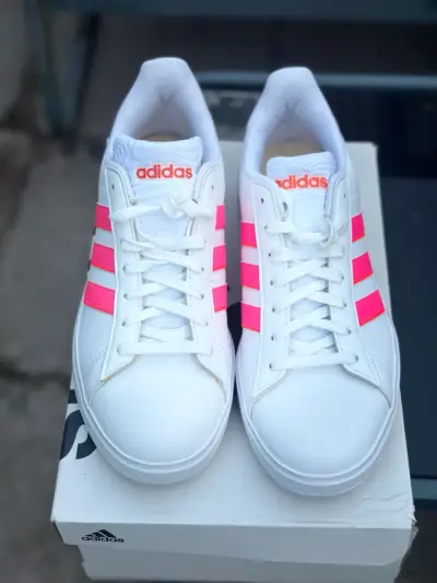 Zapatillas Adidas blancas con franjas rosadas - miniatura 1