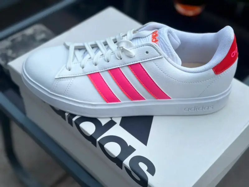 Zapatillas Adidas blancas con franjas rosadas - 2