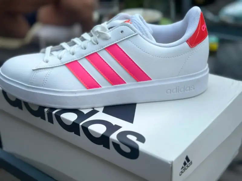 Zapatillas Adidas blancas con franjas rosadas - 3