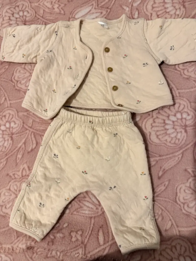 Conjunto de bebé beige con estampado floral - 1