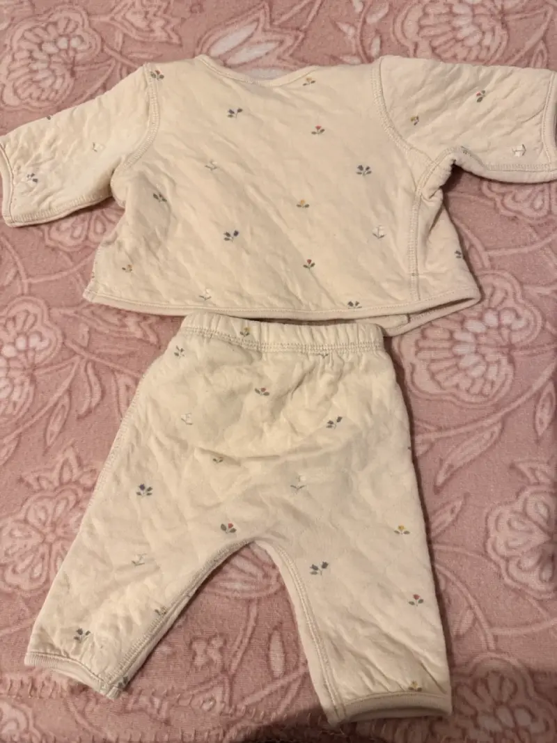 Conjunto de bebé beige con estampado floral - 2