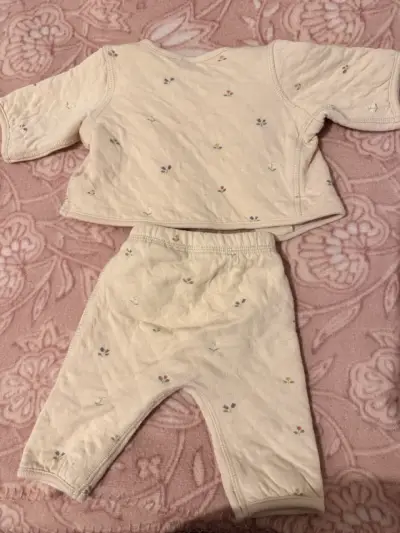 Conjunto de bebé beige con estampado floral - miniatura 2