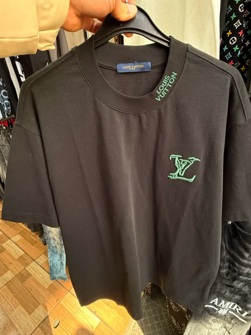 Polera Louis Vuitton negra con logo bordado - 1