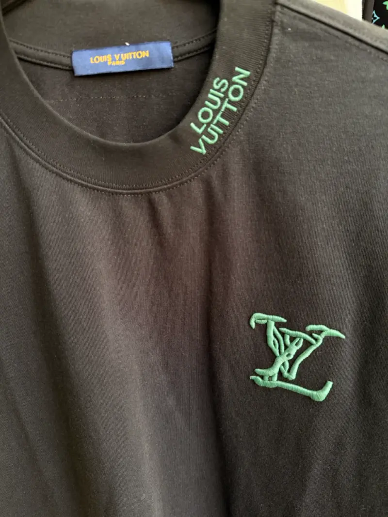 Polera Louis Vuitton negra con logo bordado - 2