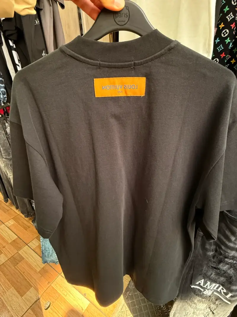 Polera Louis Vuitton negra con logo bordado - 3