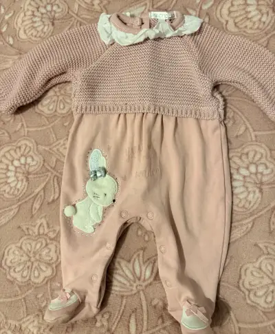 Enterito de bebé rosado con diseño de conejo - miniatura 1