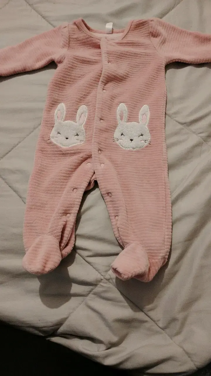 Enterito de bebé rosado con conejitos - 1