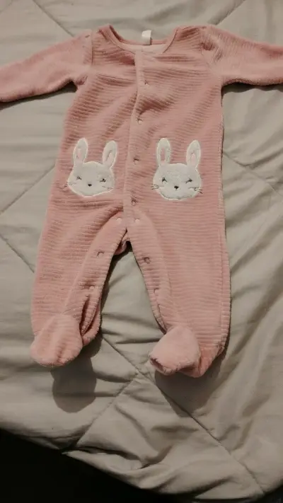 Enterito de bebé rosado con conejitos - miniatura 1