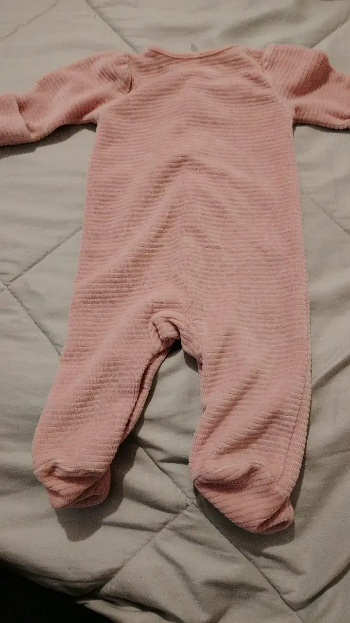 Enterito de bebé rosado con conejitos - 2