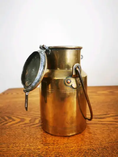 Lechera antigua de bronce con asa - miniatura 3