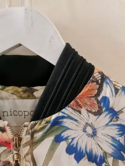 Corta viento floral para mujer - miniatura 4