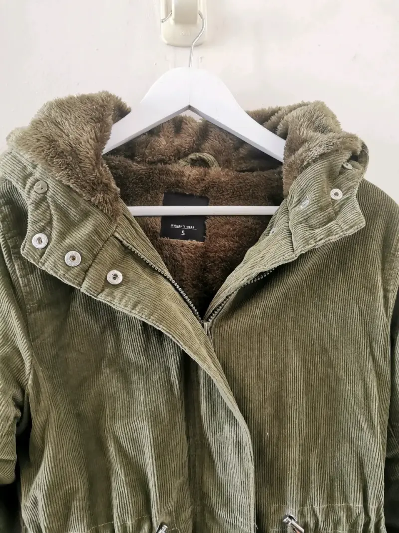 Parka verde de cotele con capucha - 2