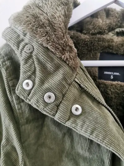 Parka verde de cotele con capucha - miniatura 4