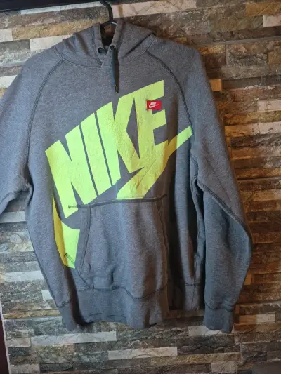 Polerón Nike gris con logo amarillo - miniatura 2