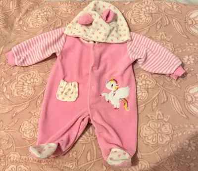 Enterito de bebé rosado con unicornio - miniatura 1