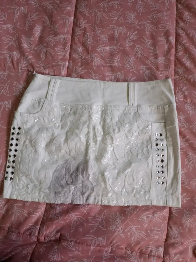 Falda corta blanca con lentejuelas y tachas - 1