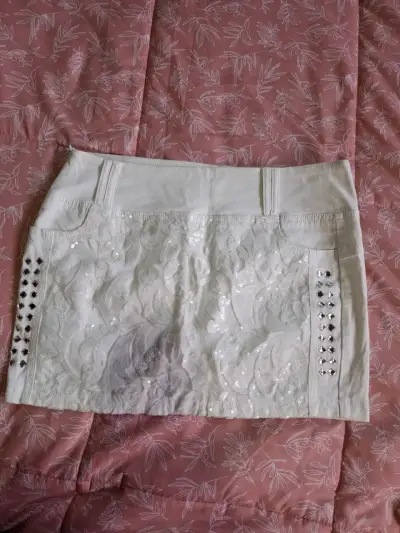 Falda corta blanca con lentejuelas y tachas - miniatura 1