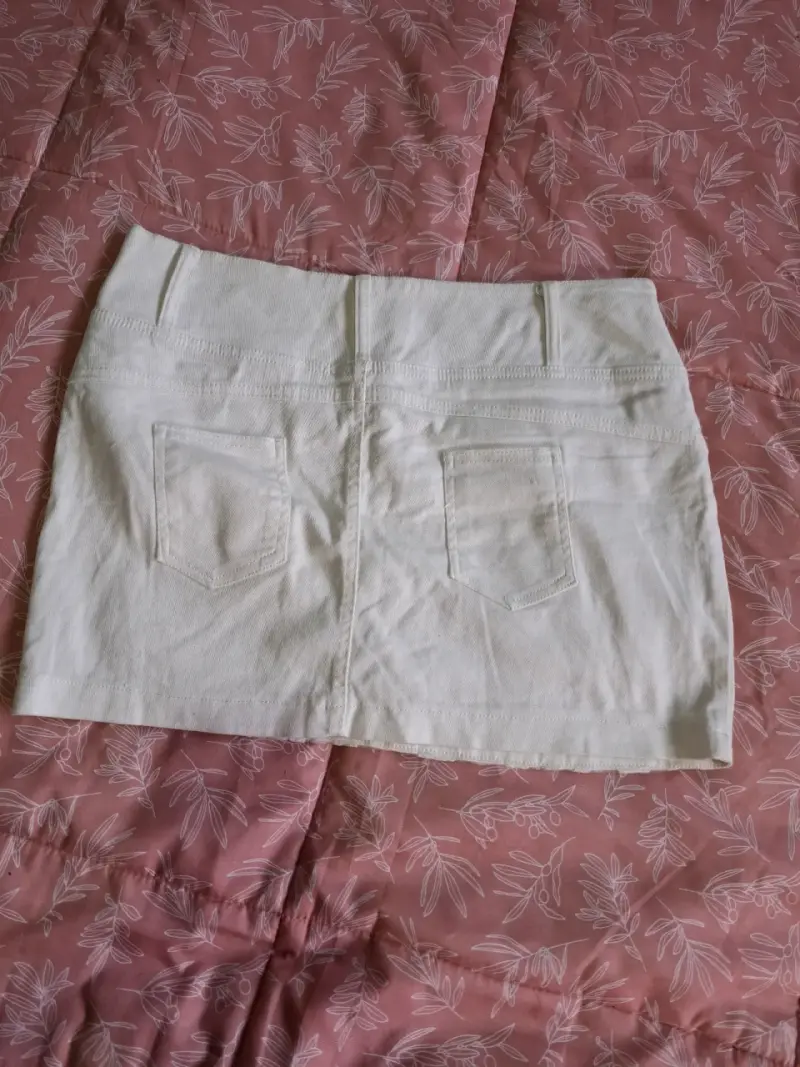 Falda corta blanca con lentejuelas y tachas - 2