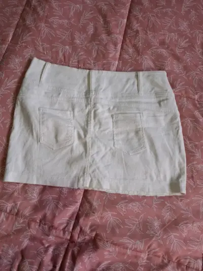Falda corta blanca con lentejuelas y tachas - miniatura 2