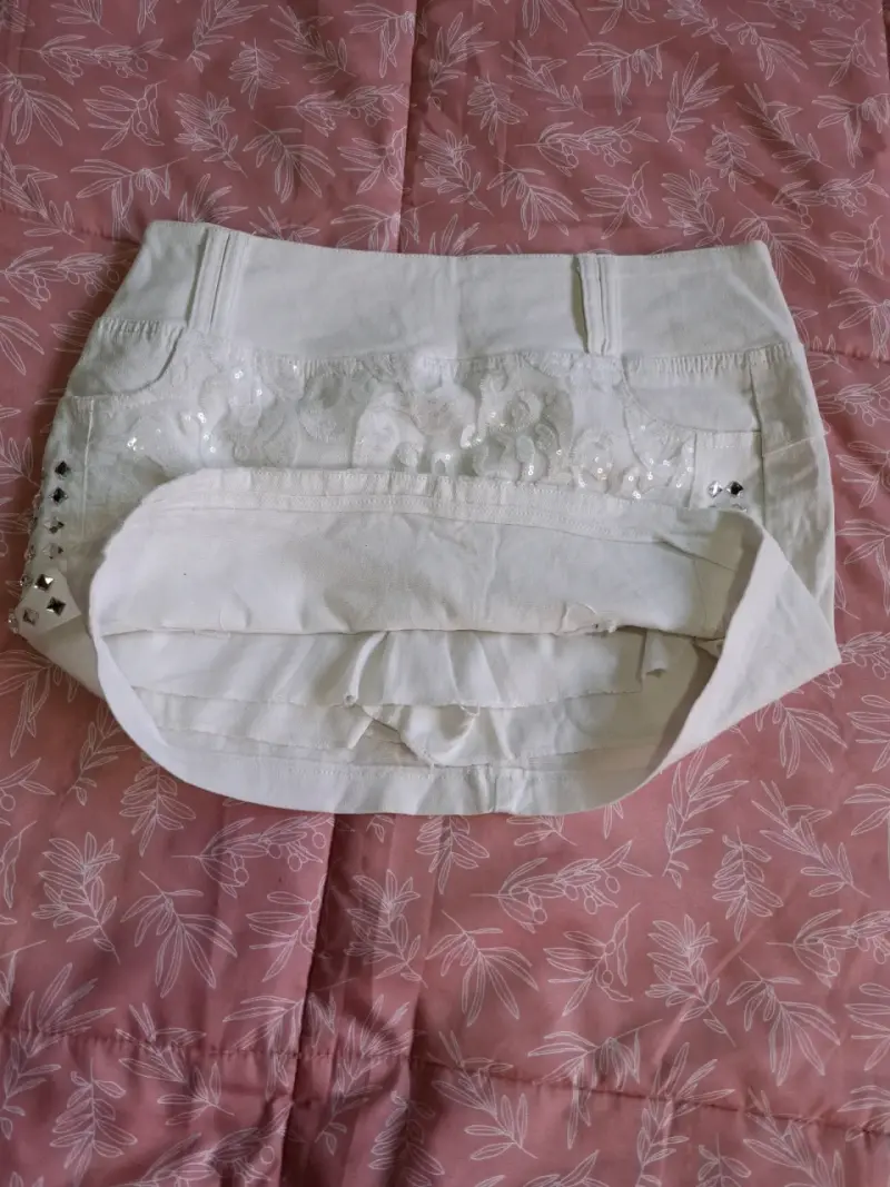 Falda corta blanca con lentejuelas y tachas - 3