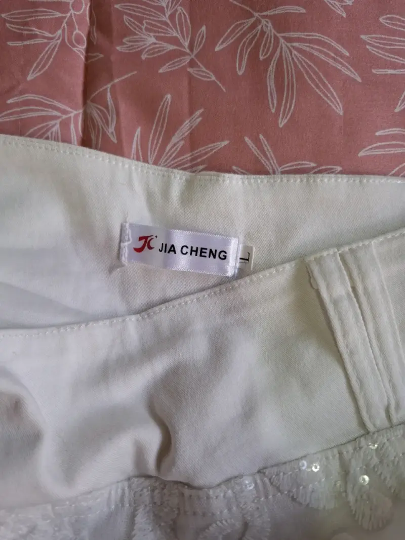 Falda corta blanca con lentejuelas y tachas - 4