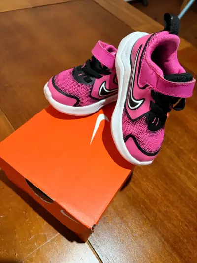 Zapatillas deportivas Nike para niñas color rosa - miniatura 1