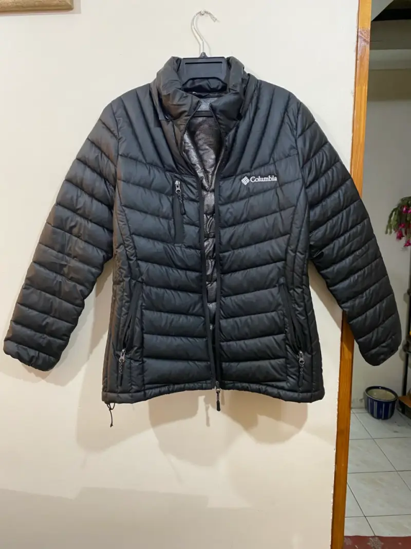 Chaqueta Columbia negra acolchada para invierno