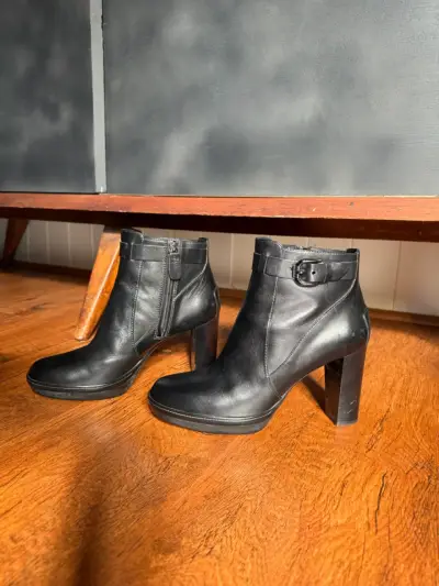 Botines de cuero negras con cierre lateral - miniatura 1