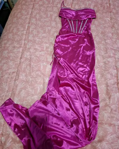Vestido de fiesta fucsia con pedrería - miniatura 1