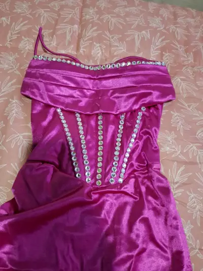 Vestido de fiesta fucsia con pedrería - miniatura 2