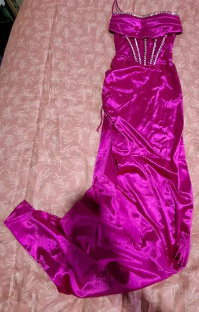 Vestido de fiesta fucsia con pedrería - miniatura 3