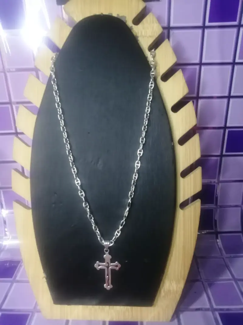 Collar de cadena con cruz metálica