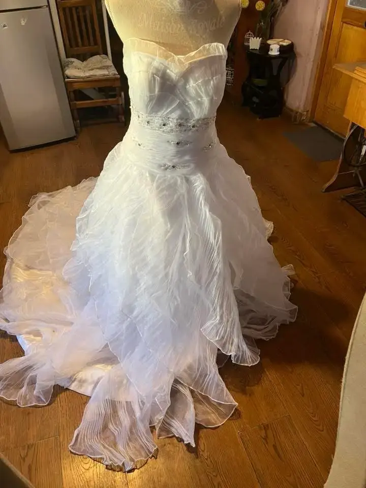 Vestido de novia blanco con detalles brillantes - 1