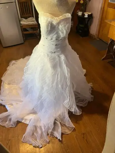 Vestido de novia blanco con detalles brillantes - miniatura 1