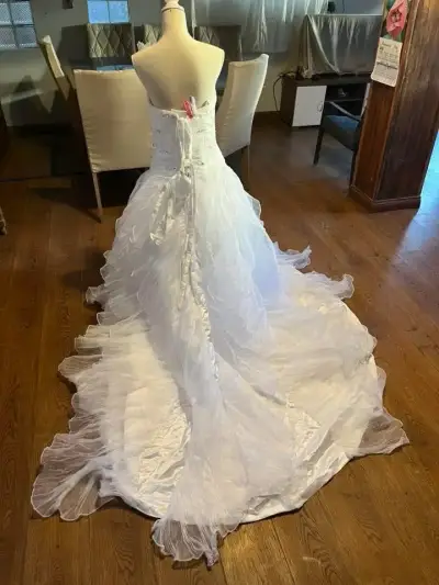 Vestido de novia blanco con detalles brillantes - miniatura 2