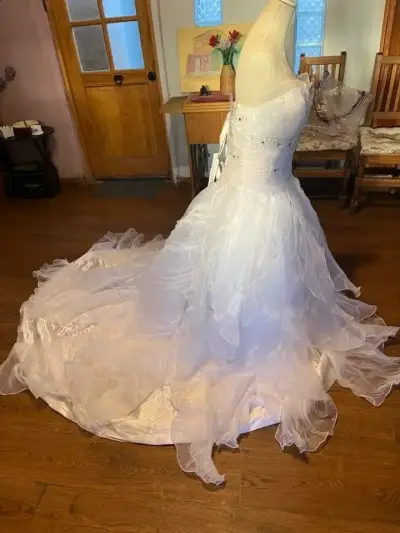 Vestido de novia blanco con detalles brillantes - miniatura 3