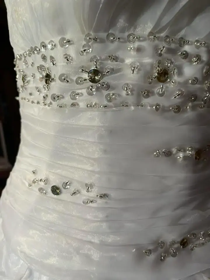 Vestido de novia blanco con detalles brillantes - 4