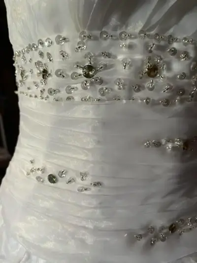 Vestido de novia blanco con detalles brillantes - miniatura 4