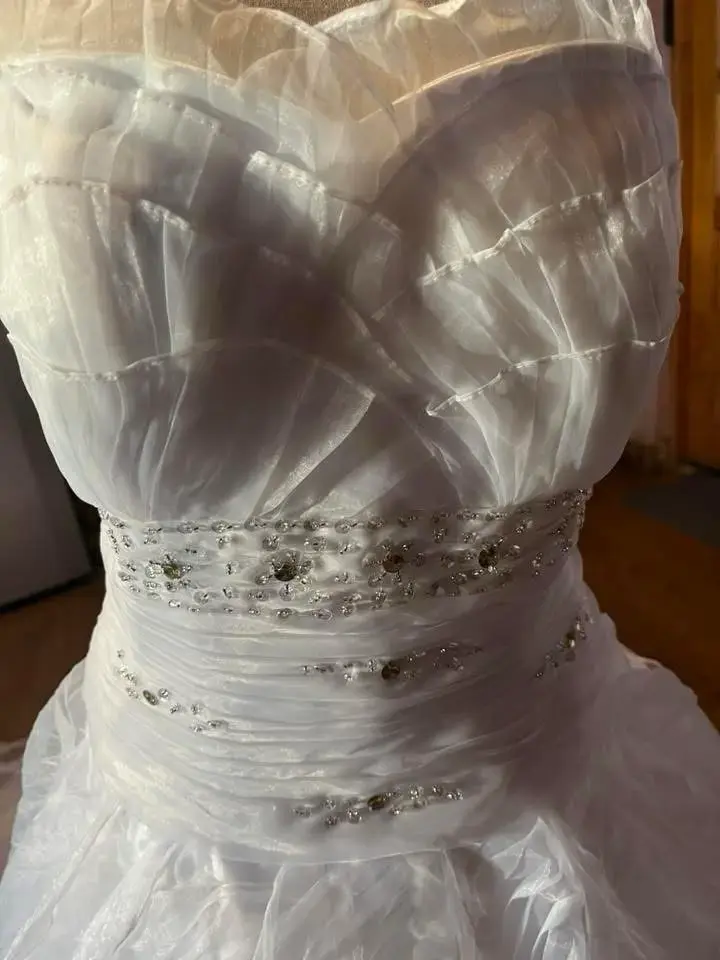 Vestido de novia blanco con detalles brillantes - 5