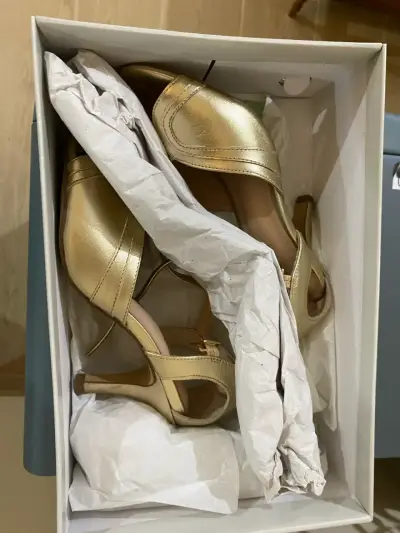 Zapatos de tacón dorados elegantes - miniatura 1