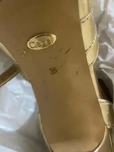 Zapatos de tacón dorados elegantes - miniatura 2